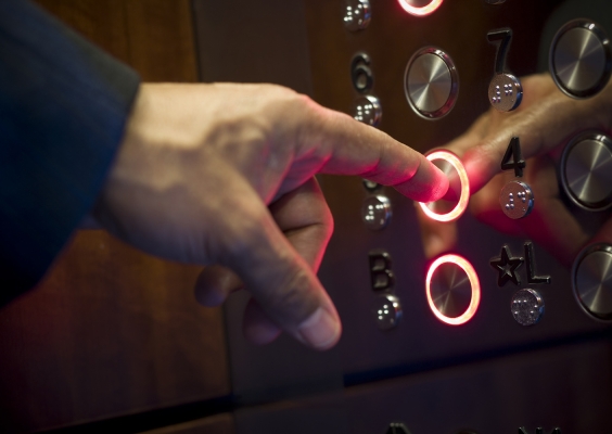 Ứng xử  văn minh khi đi thang máy